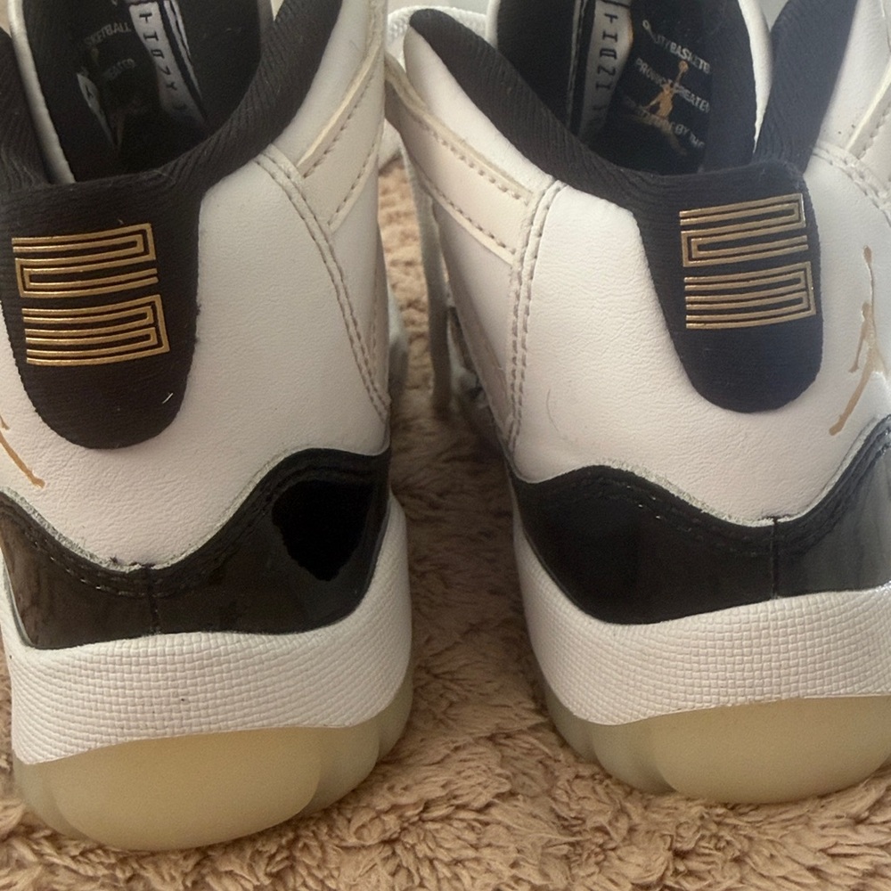 Nike Air Jordan 11 Retro Low Emerald Shoes EUC Size 12 Boys/Unisex - Picture 5 of 9